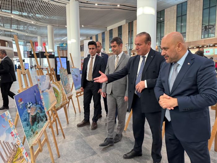 Havalimannda resim sergisi