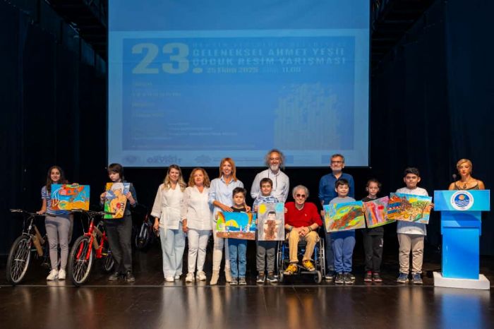 Minik eller renklerle bulutu