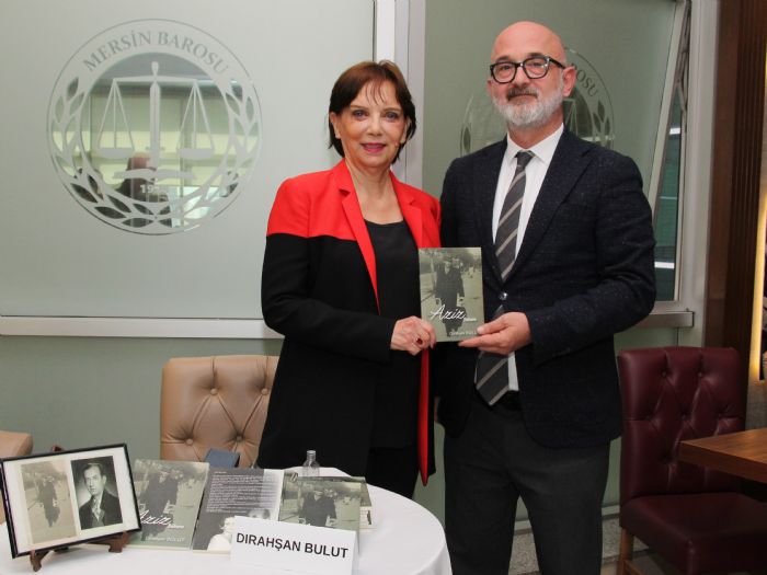 �Aziz babam� kitab� okurlar�yla bulu�tu