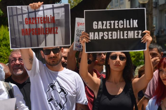 Gazetecilerden protesto: Gazetecilik hapsedilemez