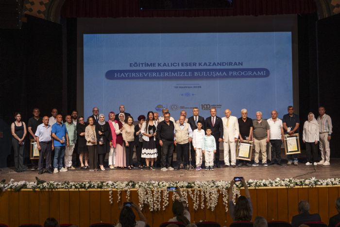 Eitimin hayrseverlerine kran plaketi sunuldu