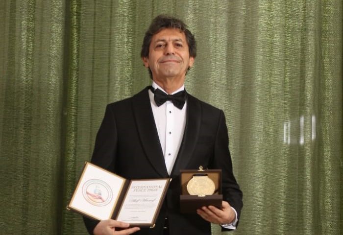 Yazar Manaf�a Peace Prize �d�l� verildi