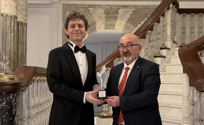 Manaf, bu kez de Yazar Egey�n Bar�� �d�l� ald�